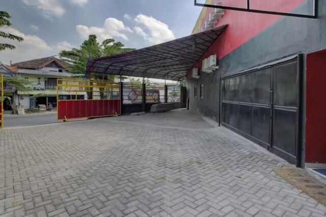 Oyo 3198 Sukomanunggal Hotel 2*